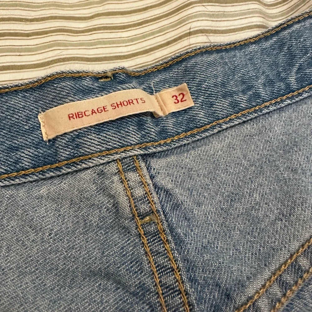 Levi’s Ribcage Shorts - Picture 7 of 10